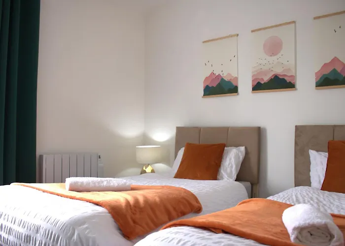Top Spot 2-Bed Spacious Apartment Town Centre Train Station Wifi