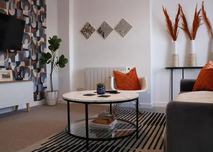 Top Spot 2-Bed Spacious Apartment Town Centre Train Station Wifi