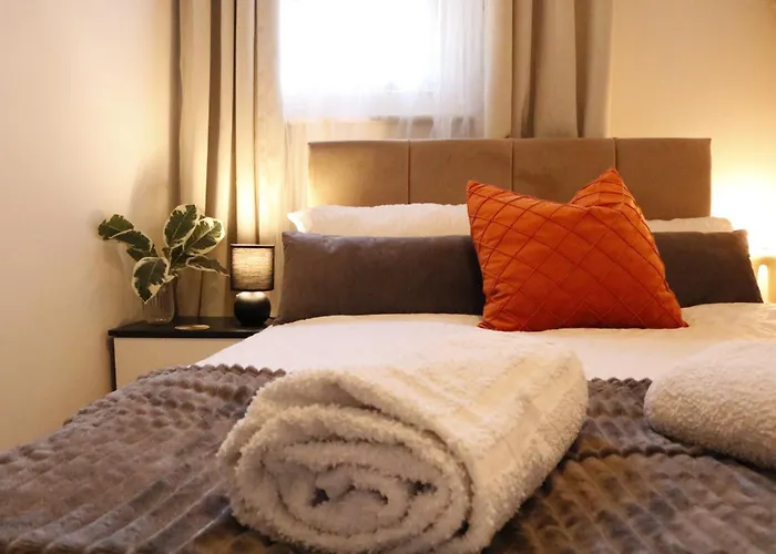 Top Spot 2-Bed Spacious Apartment Town Centre Train Station Wifi