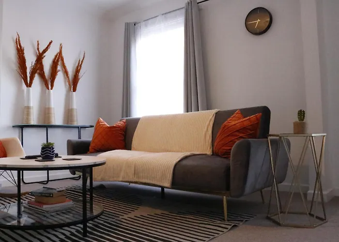 Top Spot 2-Bed Spacious Apartment Town Centre Train Station Wifi