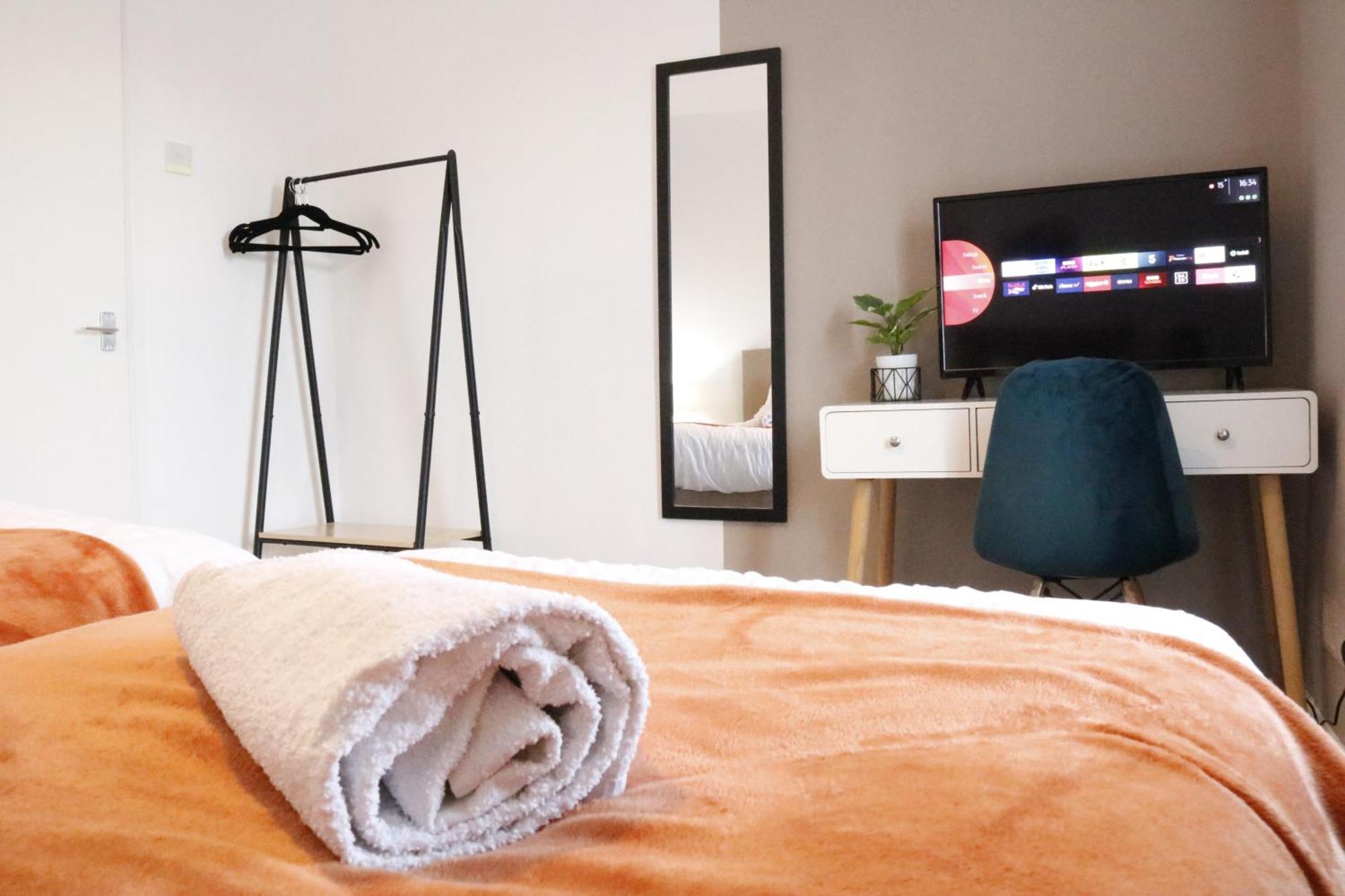 Spot 2-bed Spacious Town Centre Train Station Wifi Apartment *